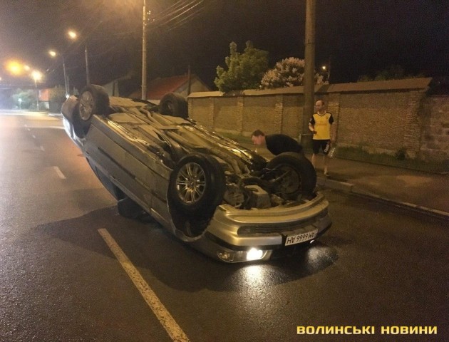 У Луцьку BMW з пасажирами перевернулося на дах. ФОТО