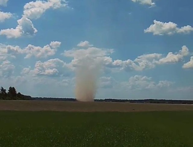 Смерч на Волині зняли на відео