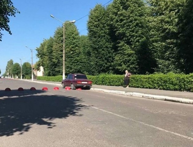 На Волині священик в'їхав в обмежувачі руху. ФОТО