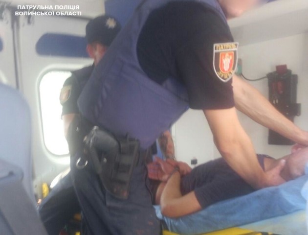 Пручався та розбив головою двері: юнака, який хотів вистрибнути з вікна у Луцьку, госпіталізували