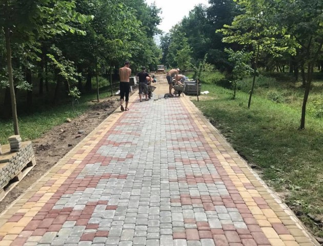 У Центральному парку Луцька продовжують реконструкцію. ФОТО