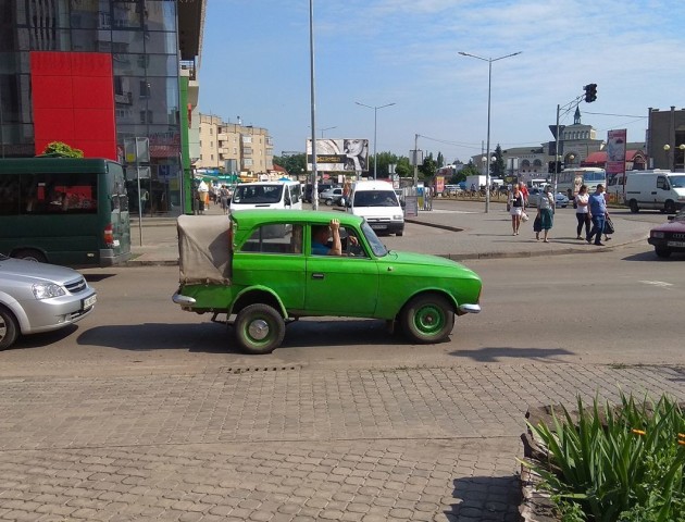 Дві третіх «Москвича»: у Ковелі помітили дивну машину. ФОТО