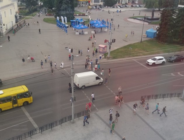 У центрі Луцька бус, щоб пропустити пішоходів, зупинився просто на переході