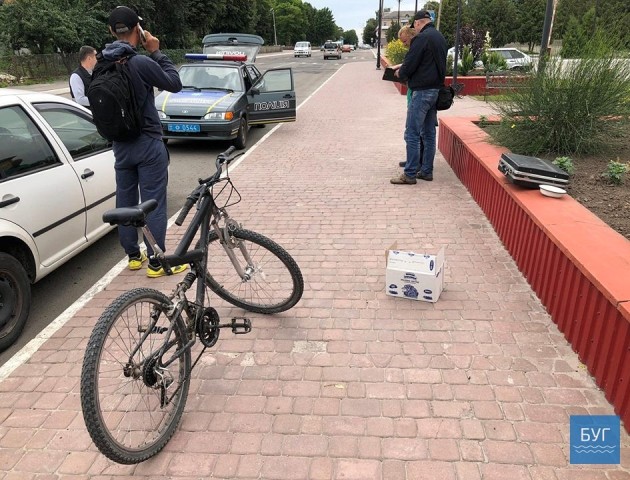 У центрі Нововолинська затримали чоловіка з ящиком маку. ФОТО