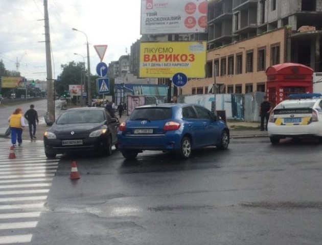 У Луцьку на Соборності не розминулися Toyota та Renault. ФОТО