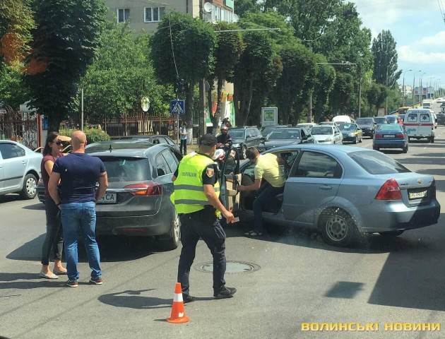 Через аварію у Луцьку «стоїть» ціла вулиця. ФОТО