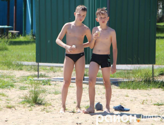 У «Шацьких озерах» з'явилися перші відпочивальники. ФОТО