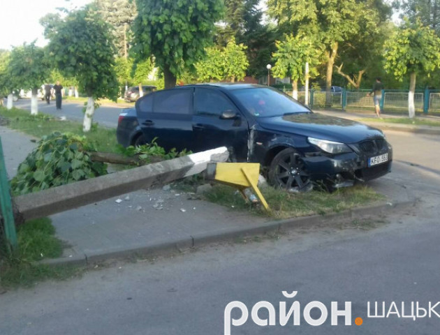 Волинянин на «бляхах» в центрі Шацька збив дерево та стовпа. ФОТО