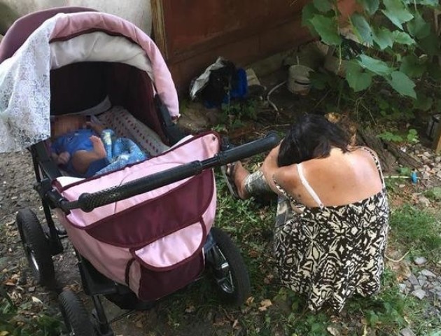 На Рівненщині поліцейські забрали у п'яної матері дитину