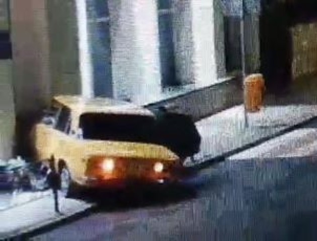 У Трускавці легковик на швидкості «влетів» у ЦНАП. ВІДЕО