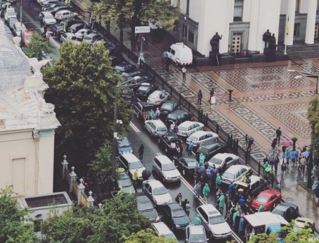 У Києві - масштабна акція протесту власників «євроблях»: центр заблокований