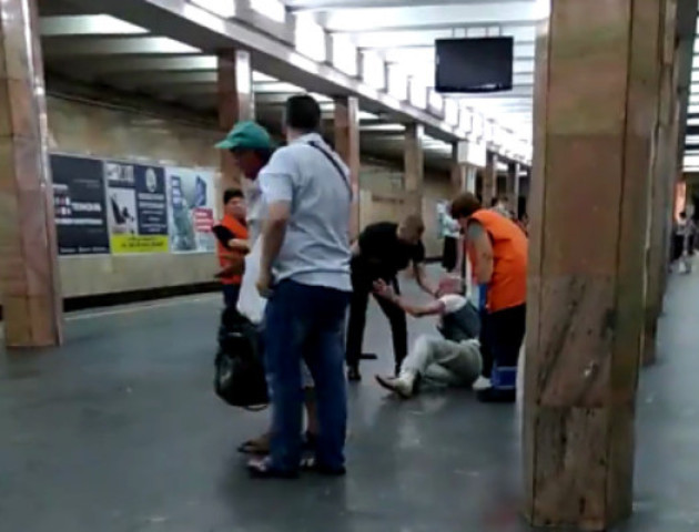 Поліція побила пасажира метро: подробиці інциденту. ВІДЕО