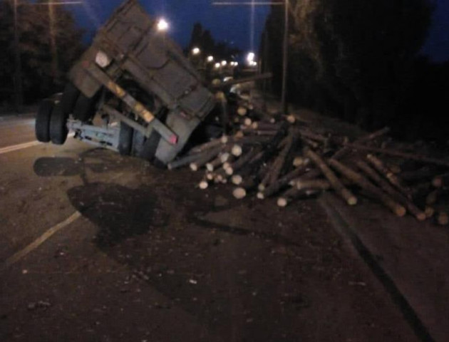 У Луцьку КАМАЗ дорогою погубив колоди.  ФОТО