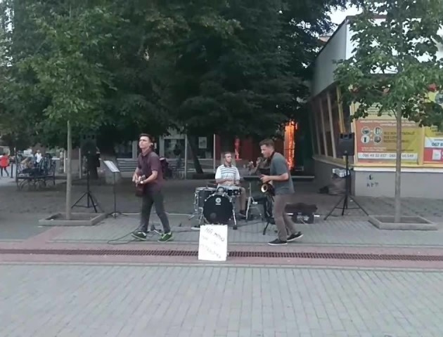 Неймовірні танці з саксофоном: як у центрі Луцька молоді музиканти запалювали  публіку. ВІДЕО