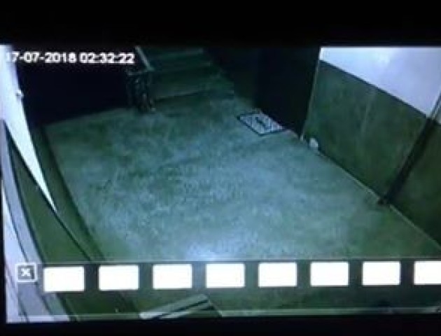 Вночі у Луцьку невідомий «вивчав» вхідні двері квартир та слухав, що там відбувається