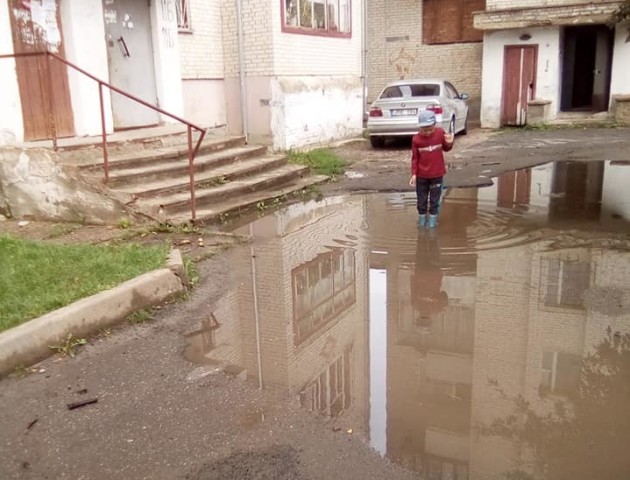 У Луцьку біля багатоповерхівки через дощ утворилося озеро. ФОТОФАКТ