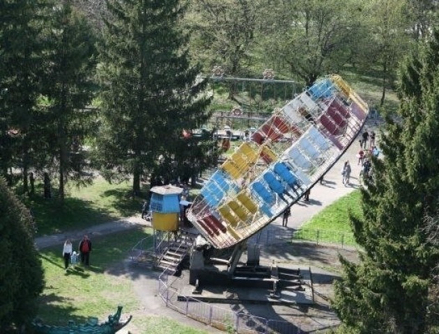 Старі атракціони в луцькому парку працюватимуть лише до кінця сезону