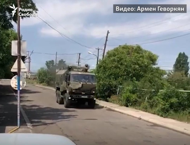 «Здалося, що почалась війна»: У Вірменії місцеві жителі зупинили колону російських військових. ВІДЕО