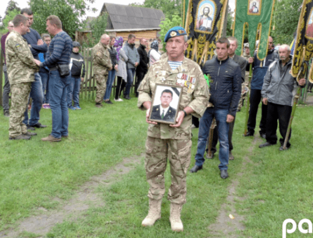Загиблого волинського Героя Андрія Волоса поховали у рідному селі. ФОТО