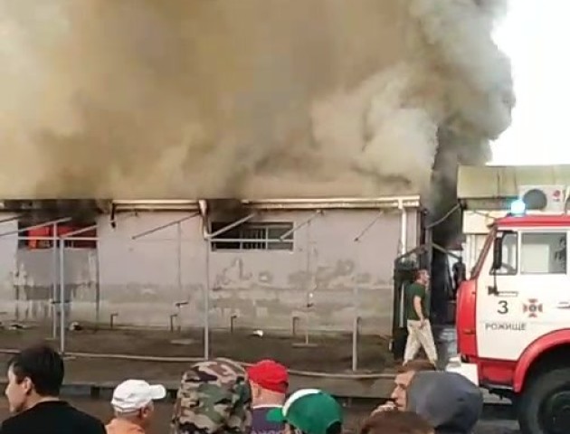 Пожежа у райцентрі на Волині: блискавка влучила у ринок. ВІДЕО