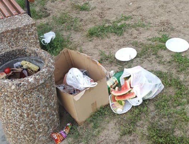 У Ковелі відпочивальники знову загадили Набережну. ФОТО. ВІДЕО