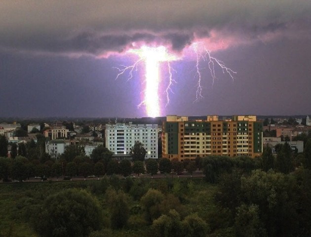 Як у фільмі жахів: показали блискавку у Луцьку. НЕЙМОВІРНЕ ФОТО