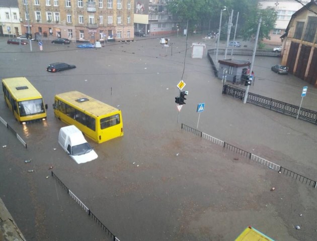 Після страшної негоди Львів перетворився на справжню Венецію. ФОТО. ВІДЕО