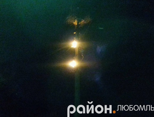 У селі на Волині через замикання на електроопорі люди другу добу сидять без світла