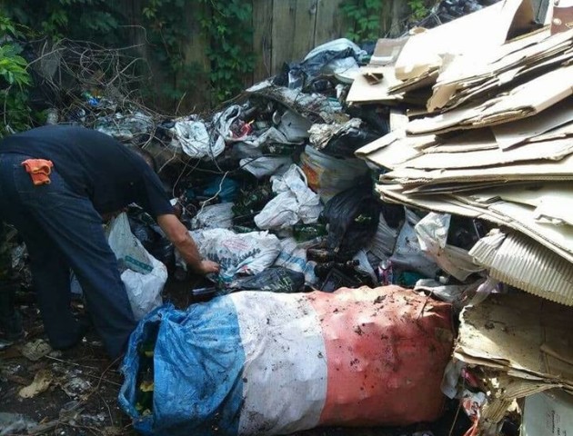 Подвір'я у Старому місті Луцька господарі закидали горами лахміття. ФОТО