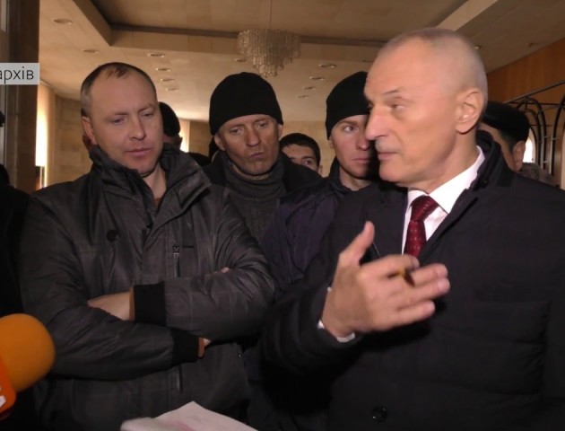 Волинські селяни власним коштом ремонтують дорогу. ВІДЕО