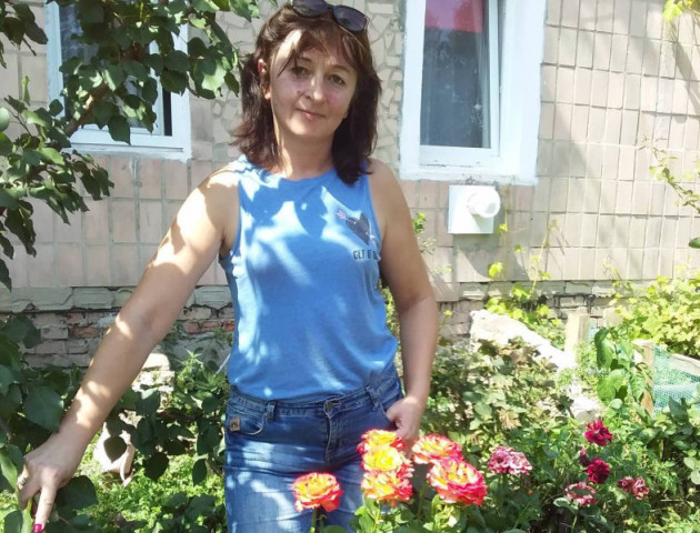 Потрібно лише бажання: як волинянка перетворила парковку під своїми вікнами у квітник. ФОТО
