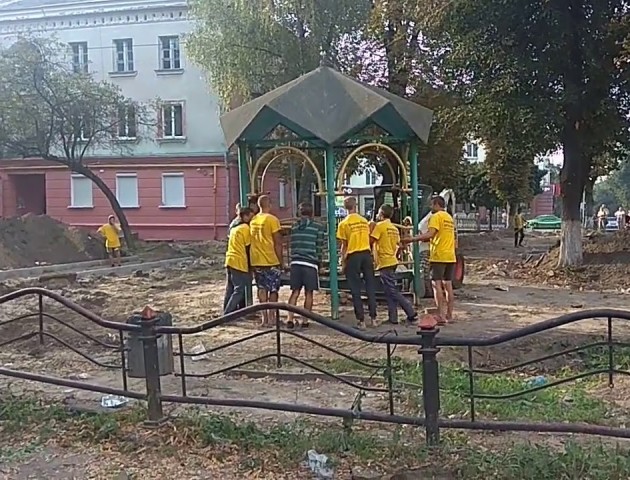 У центрі Луцька знесли альтанку. ВІДЕО
