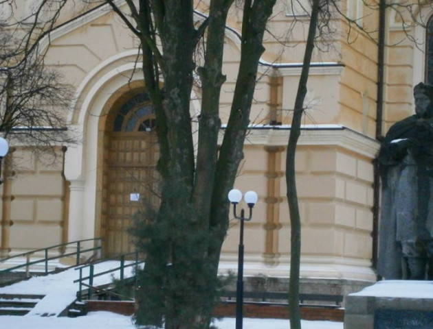 У Берестечку представники релігійної громади ПЦУ замінили у храмі всі замки