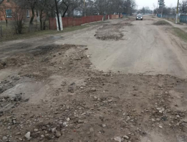 У селі на Волині фермери самостійно взялися латати дорогу, бо «ями вже по коліна». ФОТО