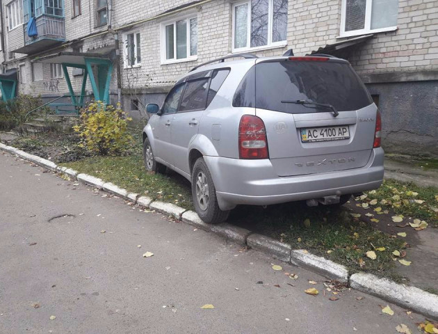 Любитель паркуватись на газоні тікав від луцьких муніципалів, ледь не згубивши капці