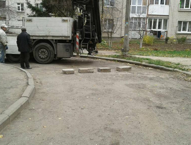 Лучани самостійно встановлюють перепони на місцях, де були шлагбауми