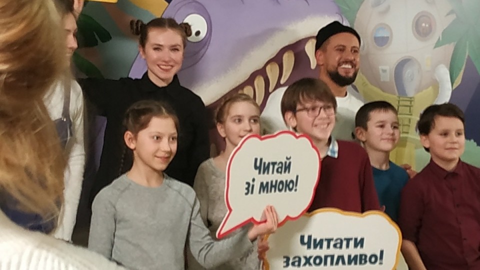 Співак з Луцька Монатик влаштував особливим дітям справжню казку з динозаврами. ФОТО